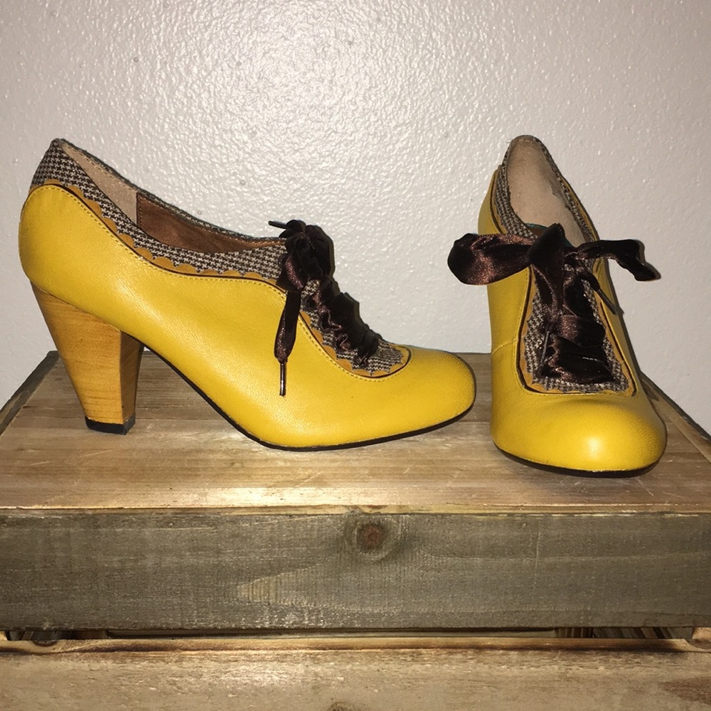 Poetic License vintage pumps